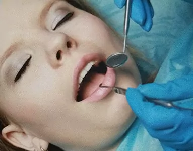 Noia relaxada durant una visita al dentista